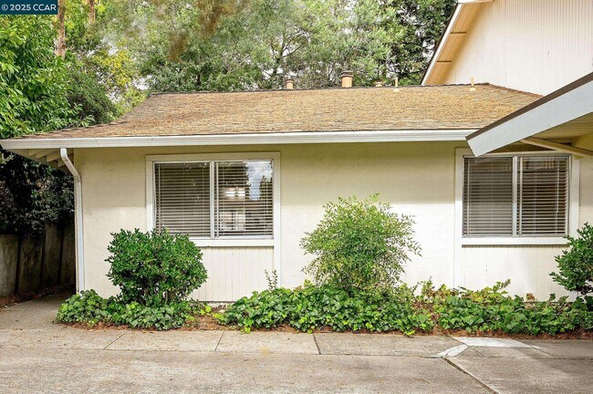 Foto del edificio - 412 Carrillo Ct