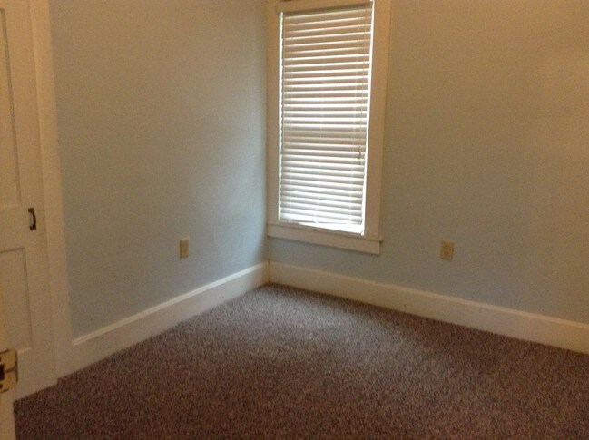 bedroom - 800 E Calhoun St