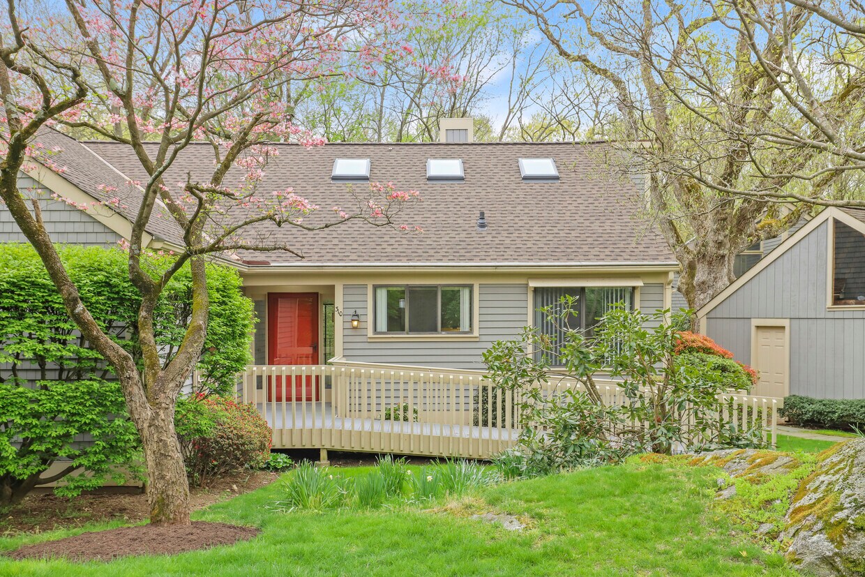 310 W Lyon Farm Dr Unit 310, Greenwich, CT 06831 Condo for Rent in