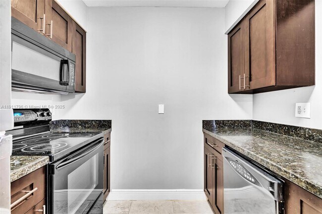 Building Photo - 2820 N Oakland Forest Dr