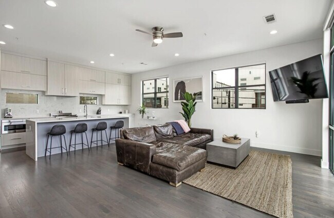 Foto del edificio - 2307 N Carroll Ave