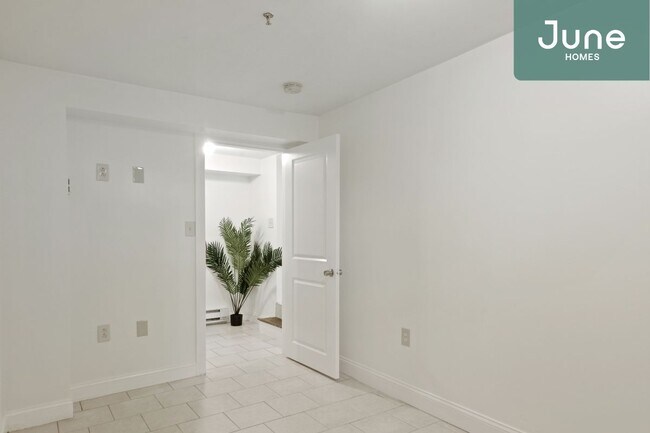 Building Photo - Full room in 4-bed/2.0-bath Home
