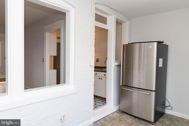 Building Photo - 302 Channing St NE