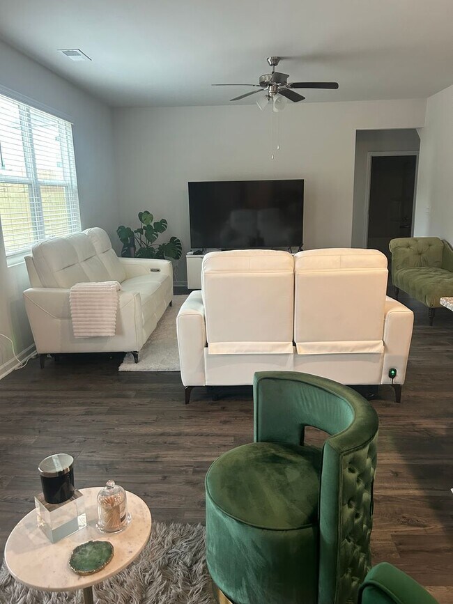 Foto del edificio - Beautiful 5 bedroom 2.5 bathroom new construction home