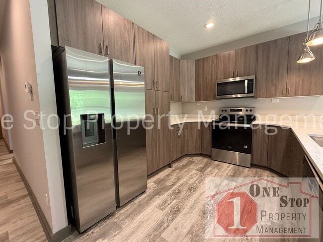 Building Photo - 3 Bedroom, 2.5 Bath Modern Townhome in Nor...