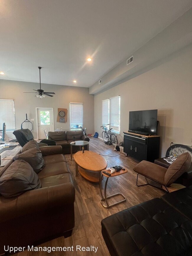 Building Photo - 4 br, 2.5 bath Apartment - 7414 Burthe Str...
