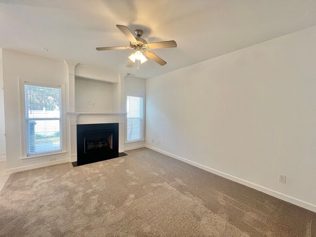 Foto del edificio - Charming 3BD, 2.5BA End Unit Raleigh Townh...