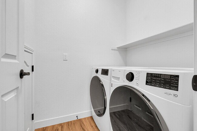 Building Photo - $2,640.95- 3 Bed, 3 Bath Townhome in Aurora with Central AC, In Unit Laundry and Patio Space!