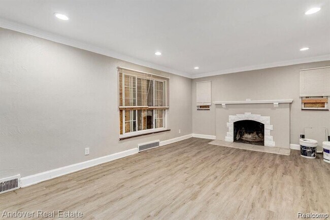 Building Photo - 5574 Buckingham