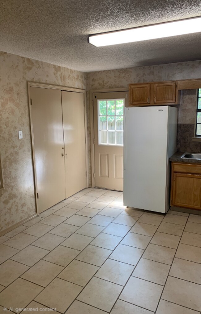 Building Photo - 2 Bed/1 Bath Apartment
