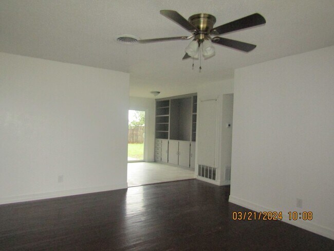 Building Photo - Freshly Painted Home! Pet's Negotiable wit...