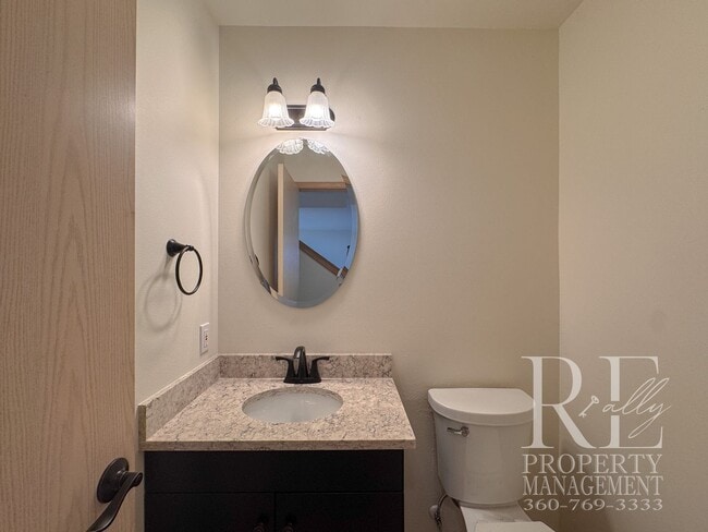 Foto del edificio - Immaculate Bremerton Home with Expansive Yard, Multiple Living Areas & Designer Kitchen