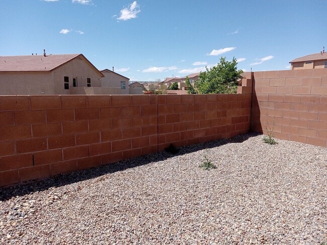 Building Photo - 3 Bedroom 2 Bath Home Located in Rio Ranch...