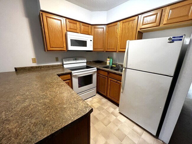Building Photo - 2635 Westwinds Dr