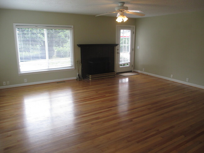 Building Photo - Three Bedroom Home in South Salem with Big...