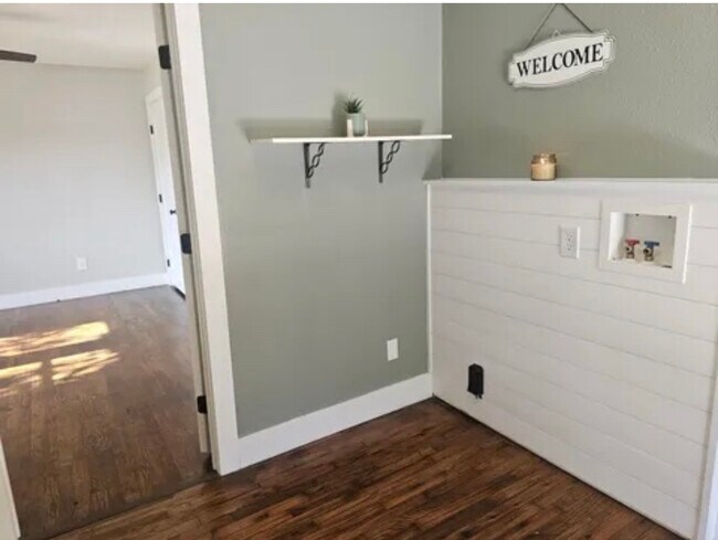 Foto del edificio - 719 S Market St