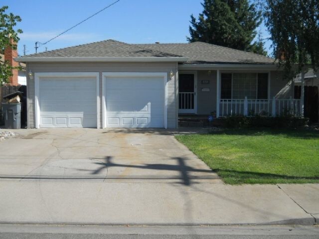 Primary Photo - House For Rent in Oakdale
