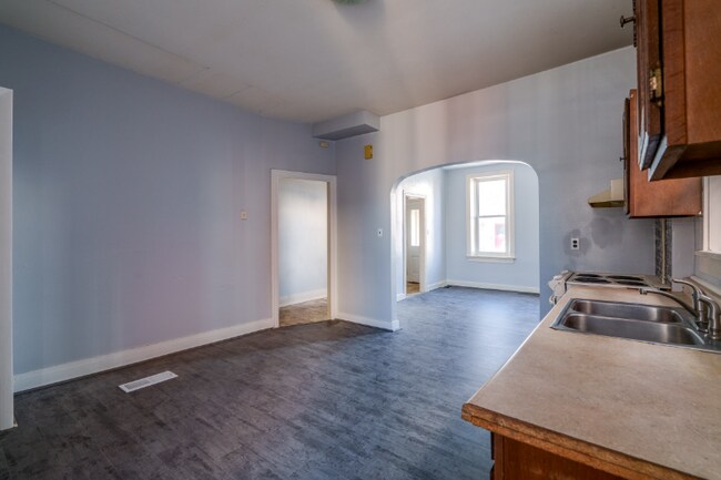 Building Photo - 422 N 7th St