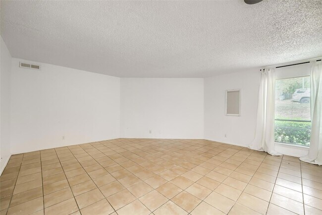 Building Photo - 6810 Thorncliffe Dr