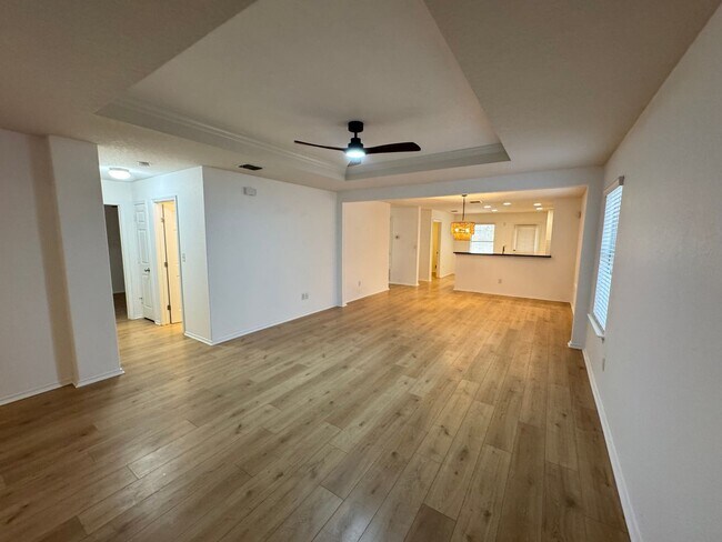 Foto del edificio - FREE RENT WITH QUICK MOVE IN UP TO NOVEMBER 1ST!!!  CUTE ONE STORY FEATURING WOOD STYLE VINYL PLA...