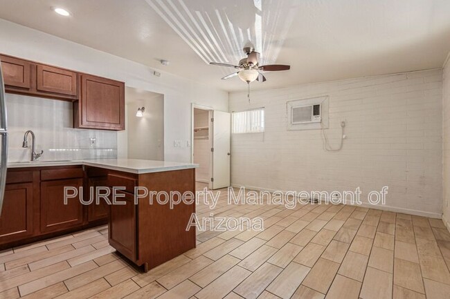 Building Photo - 1002 S Mariana St