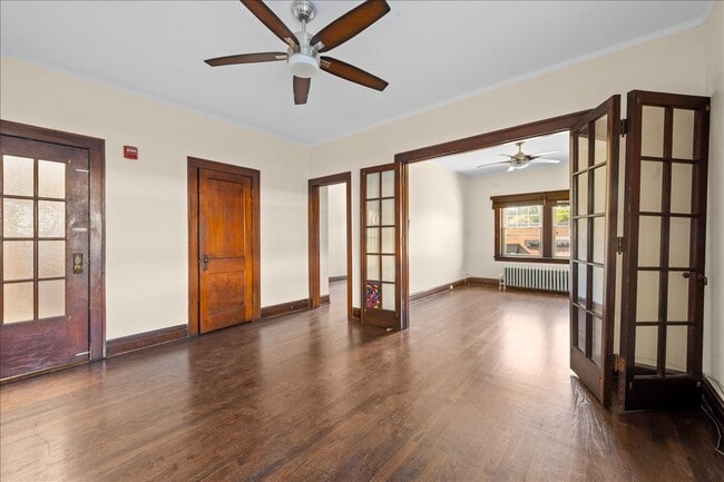 Building Photo - 913 Green Bay Rd