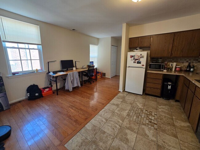 Building Photo - Bright 1 bedroom in washington square west...