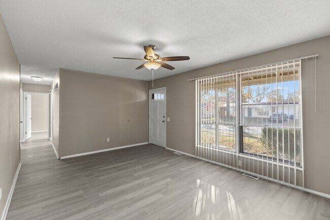 Foto del edificio - 695 Charvel Dr