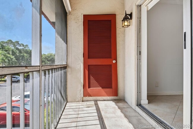 Building Photo - 13 Jacaranda Dr