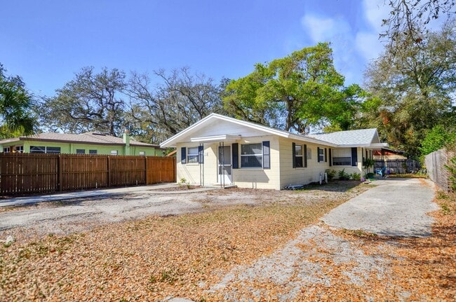 Building Photo - 1/1  Clearwater Duplex -  available now