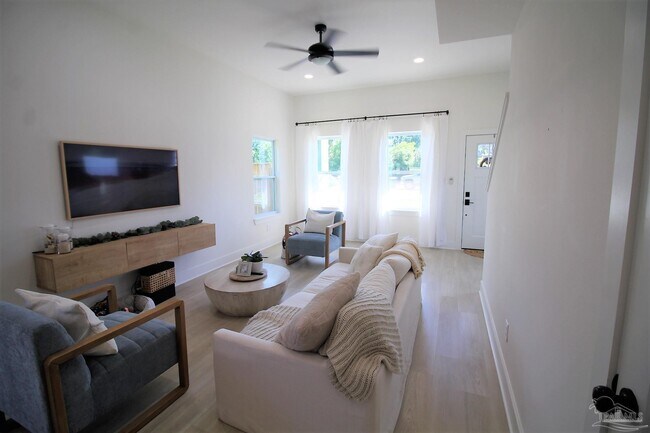 Foto del edificio - 5245 Viking Rd