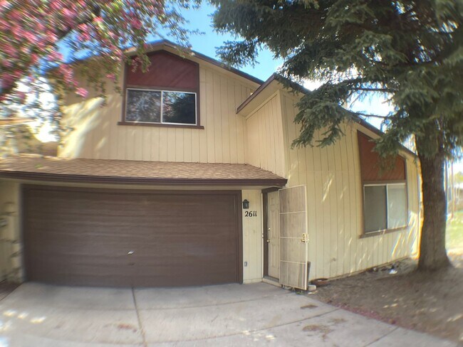 Building Photo - Super End unit Townhouse!!
