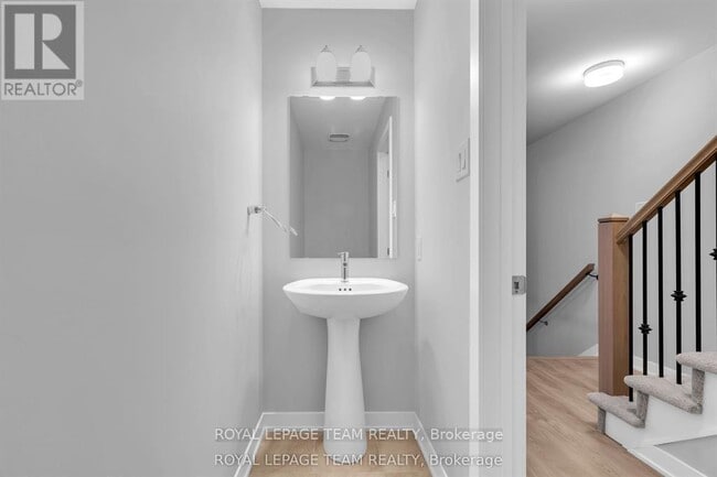 Building Photo - 1004 Parnian Private