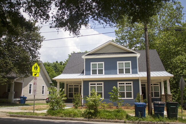 Foto del edificio - Spacious duplex on 9th St! Live in the heart of Old West Durham!