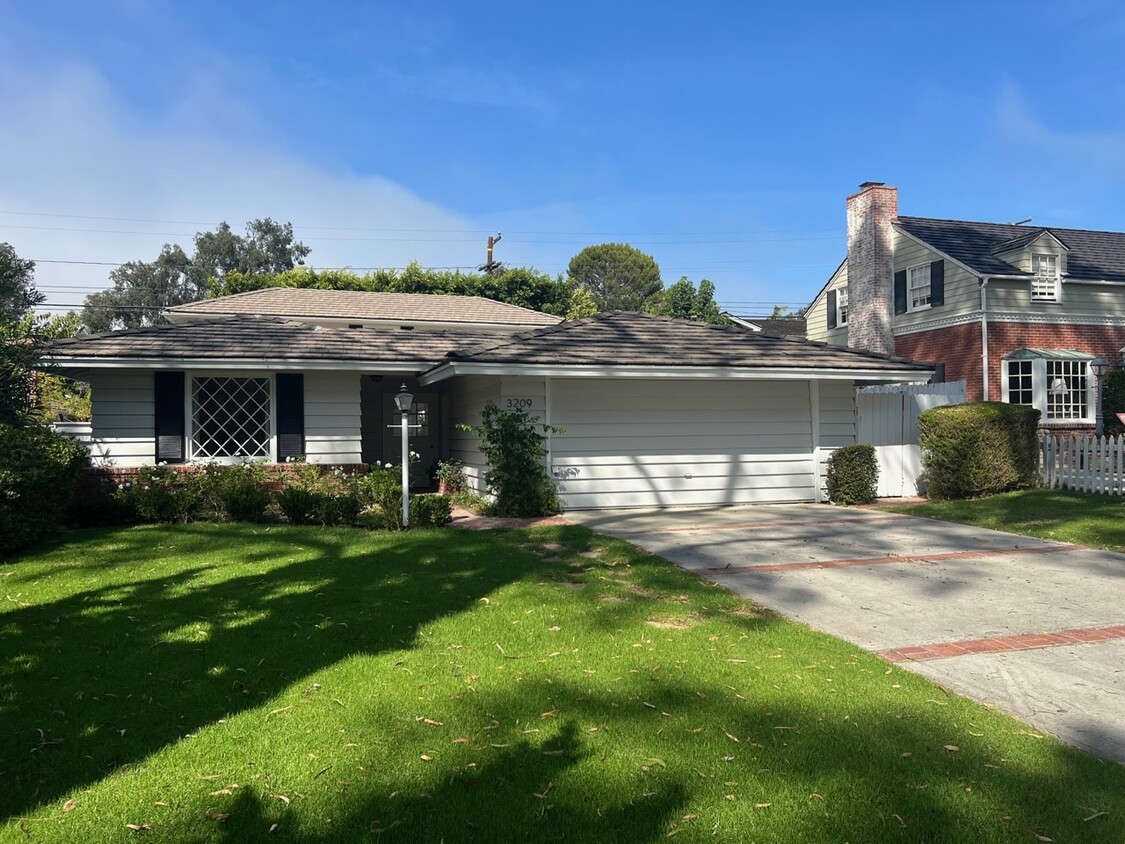 Primary Photo - 3209 Palos Verdes Dr N