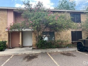 Building Photo - 901B Castle Heights Dr