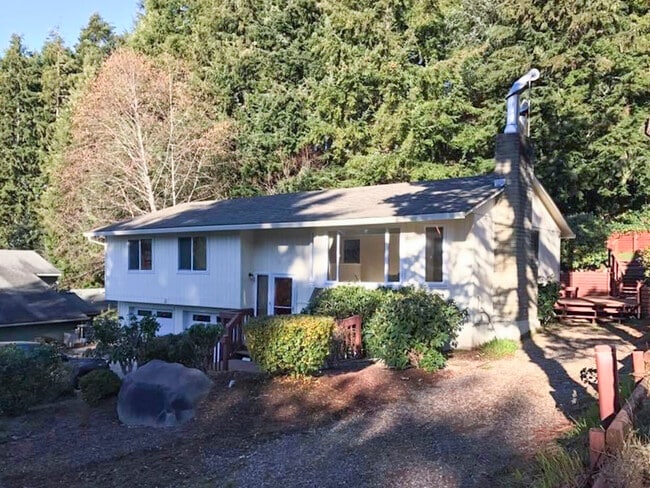 Building Photo - 913 NE Lakewood Dr