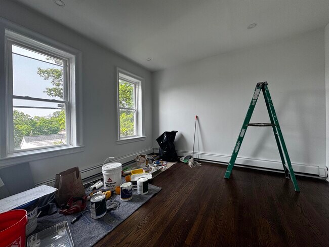 Building Photo - 149 Zabriskie St
