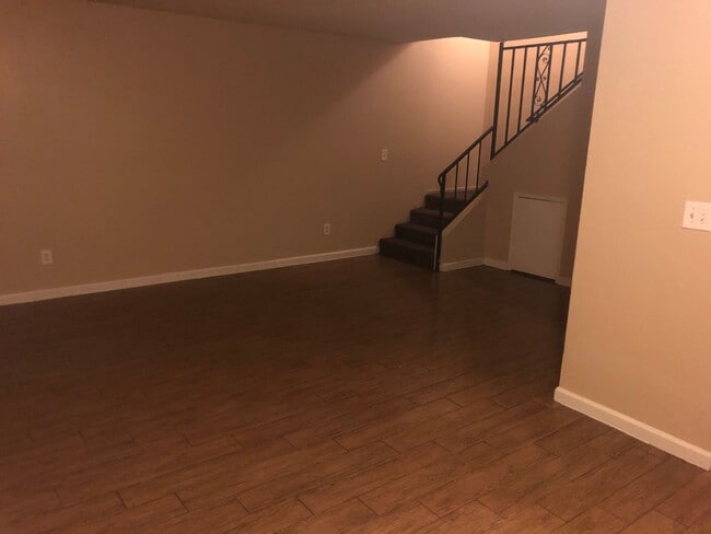 Foto del edificio - SW Bakersfield Condo. features 3 spacious bdrms 2.5 bath,