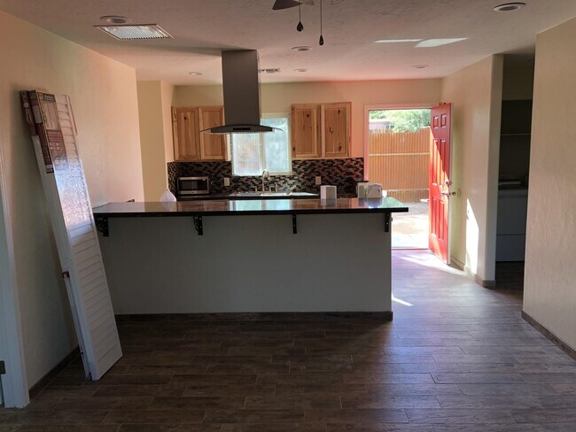 Foto del edificio - 830 E 8th St
