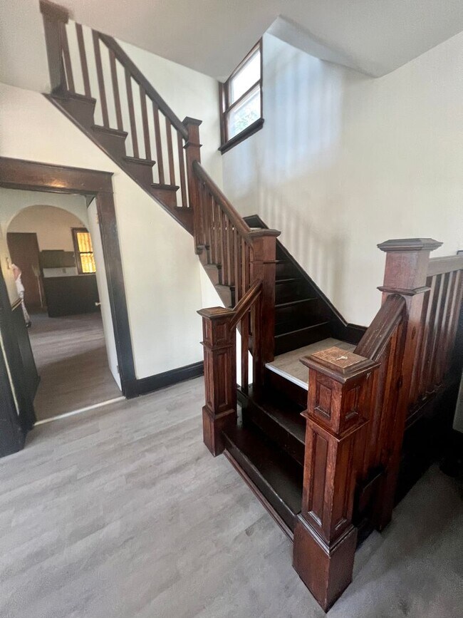 Building Photo - Must See! - Charming 3 Bedroom 2 Bathroom ...