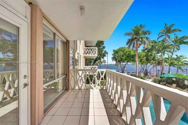 Building Photo - 1430 Brickell Bay Dr