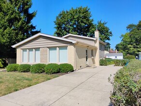 Building Photo - 1042 W Central Rd