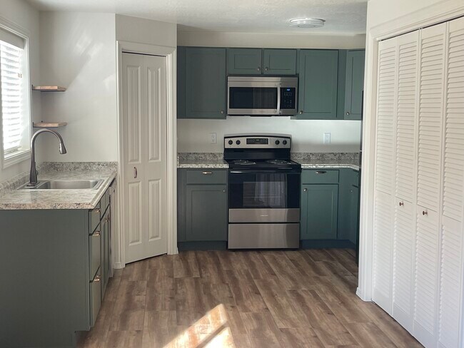 Building Photo - 307 Lithia Ave