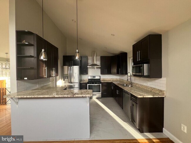 Building Photo - 10123 Eastlake Dr