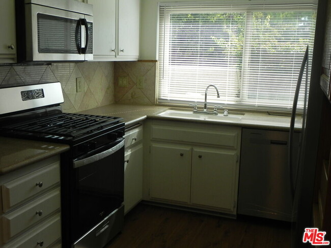 Building Photo - 879 Coriander Dr