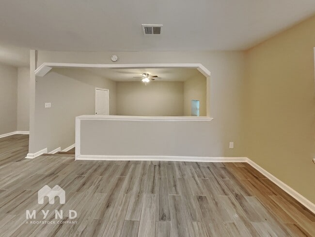 Building Photo - 467 Camelot Pkwy