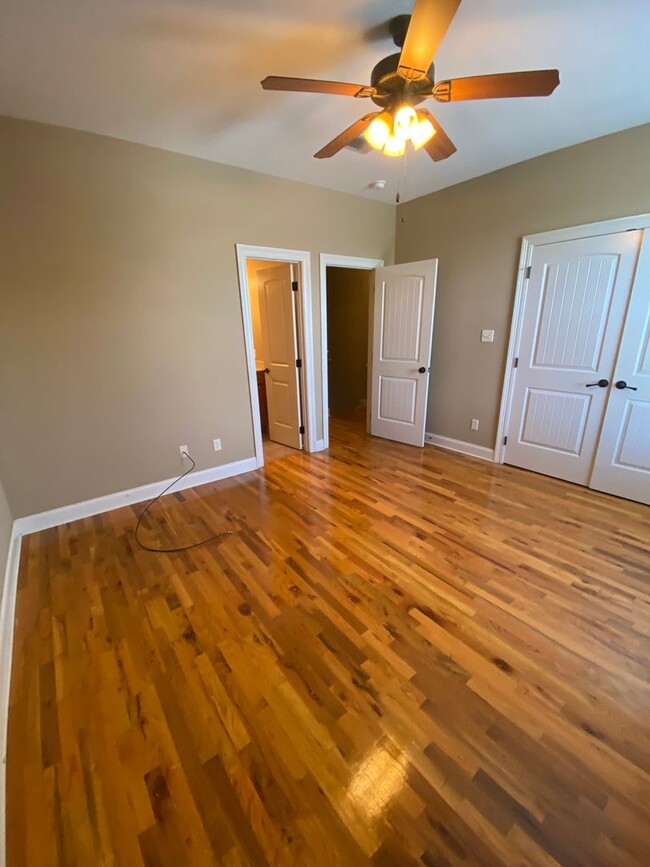 Building Photo - 200 Lakeview Dr