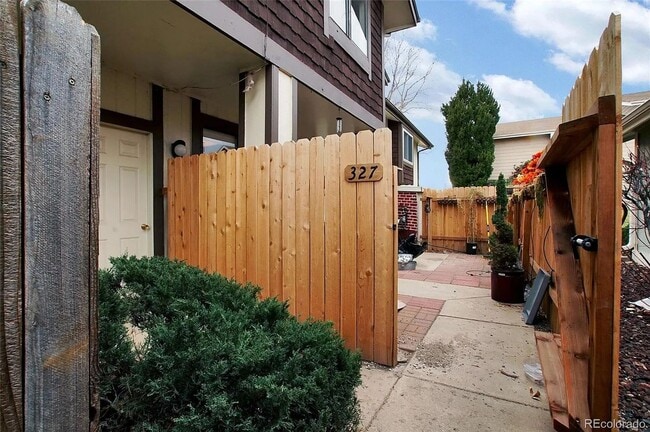 Building Photo - Exquisite 3-Bedroom Townhome on Arbor Gree...