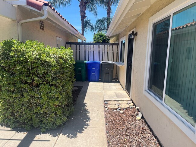 Foto del edificio - 2+bd/1ba Single Story Duplex Minutes Drive...